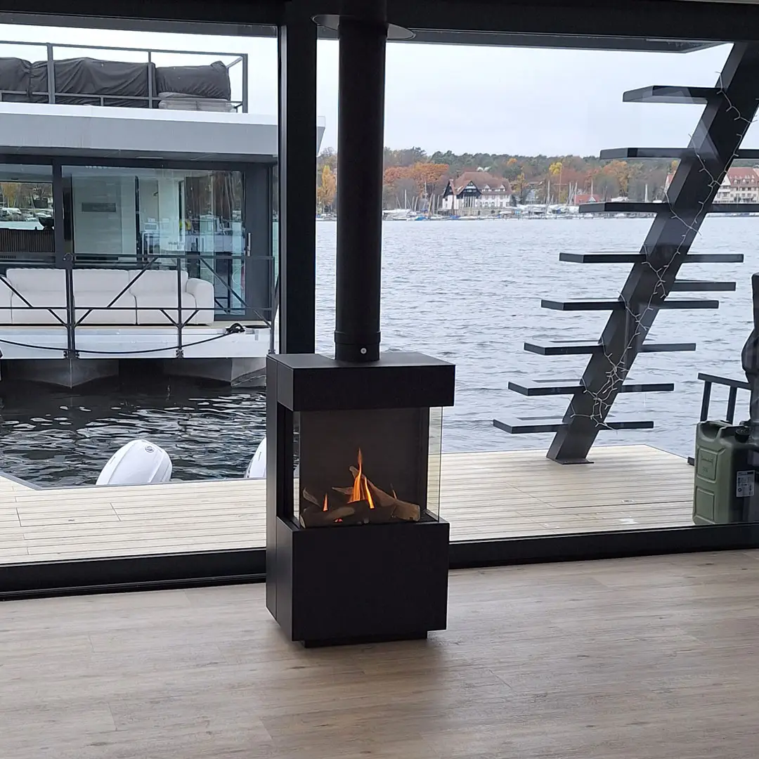 Freistehender Gaskamin mit Wasserblick