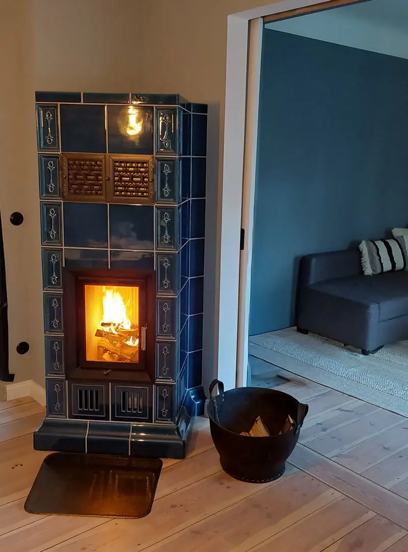 Blauer Kachelofen traditionell
