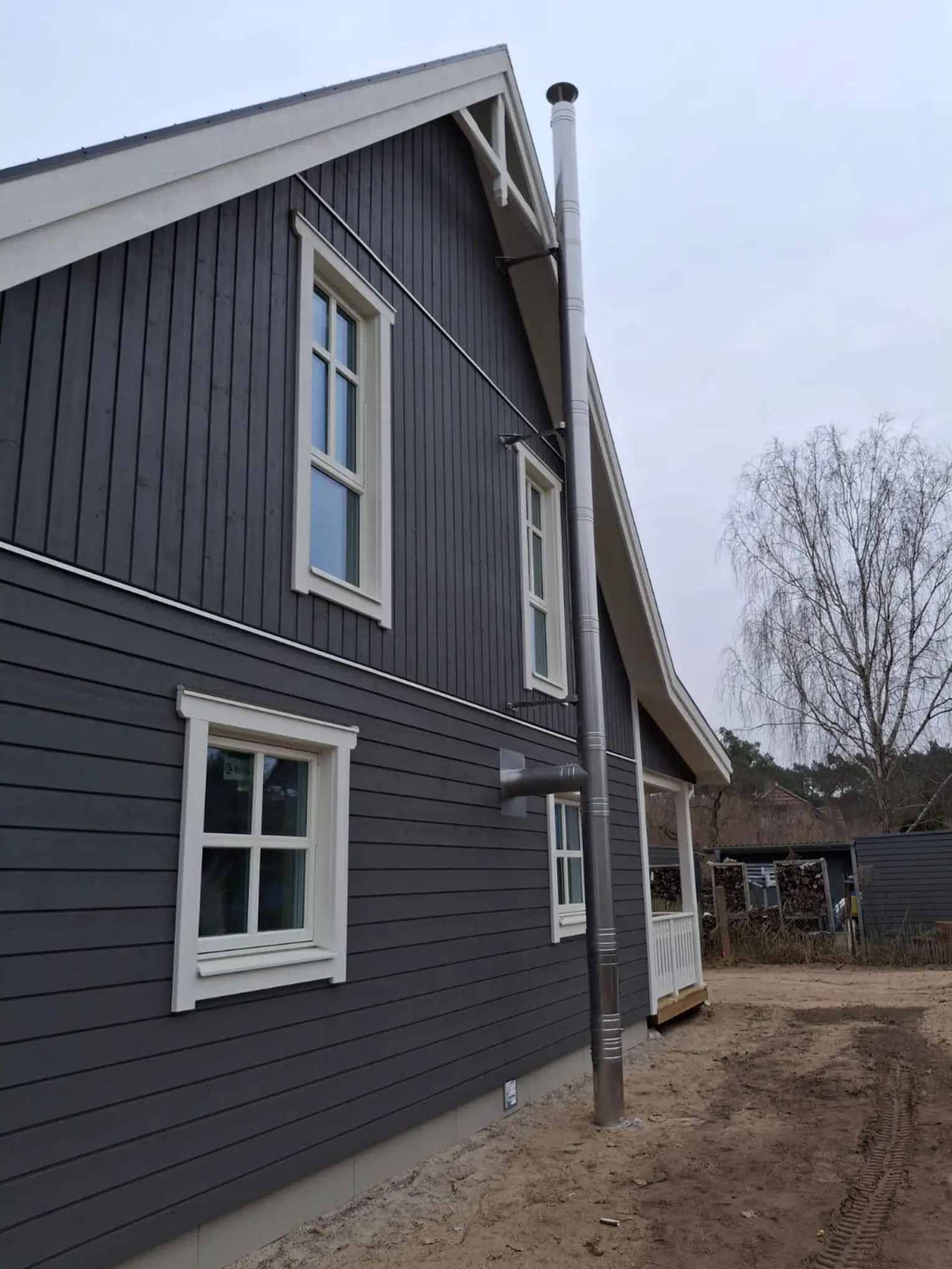 Schornstein an moderner Holzfassade