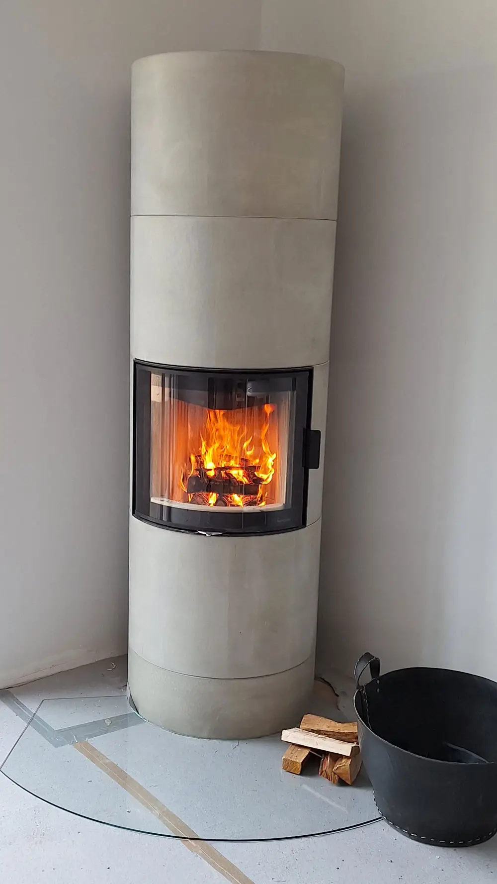 Moderner Speicherofen in Betonoptik